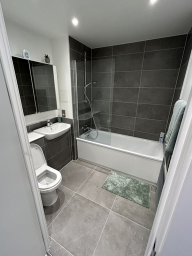 Bathroom 3, Immaculate 2-bed Apartment in London, London