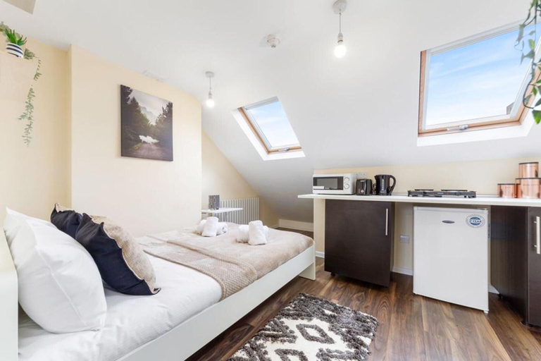 Others 4, Remarkable 2 Double Bed Ensuite Room Isleworth TW7, London