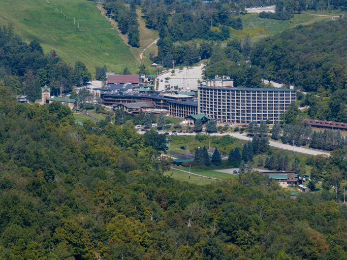 Exterior & Views 2, Seven Springs 2BR Loft Premium Condo, sleeps 11! by RedAwning, Somerset