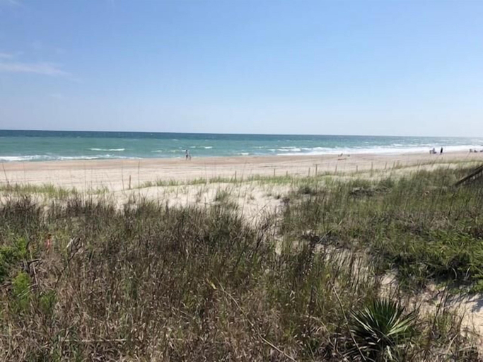 Beach 2, Nautilus 6 Bedroom Home by RedAwning, Brunswick
