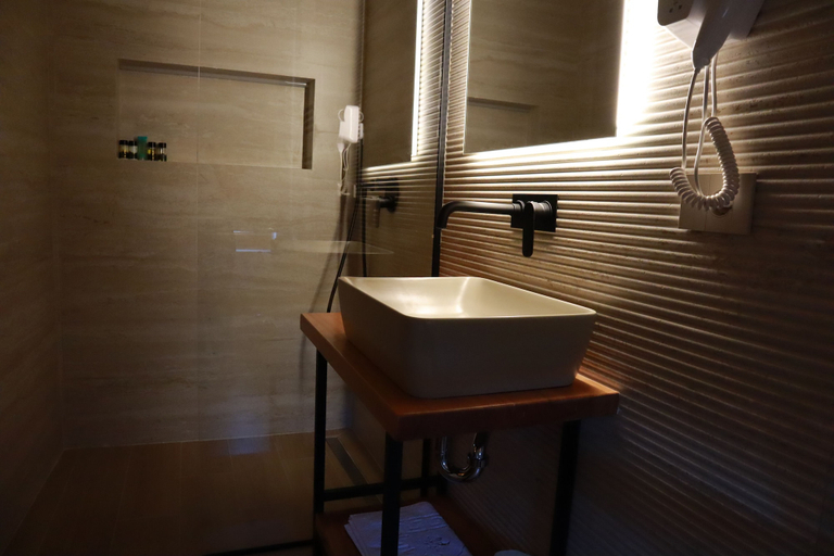 Bathroom 3, Hani i Gjelit Hotel Korce, Korçës