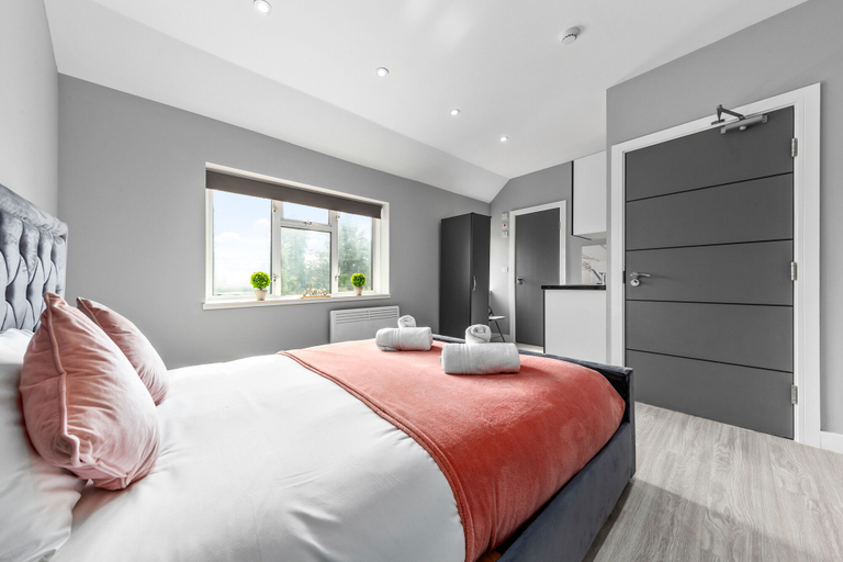 Bedroom 2, Spacious Ensuite Room Feltham Heathrow London Tw13, London