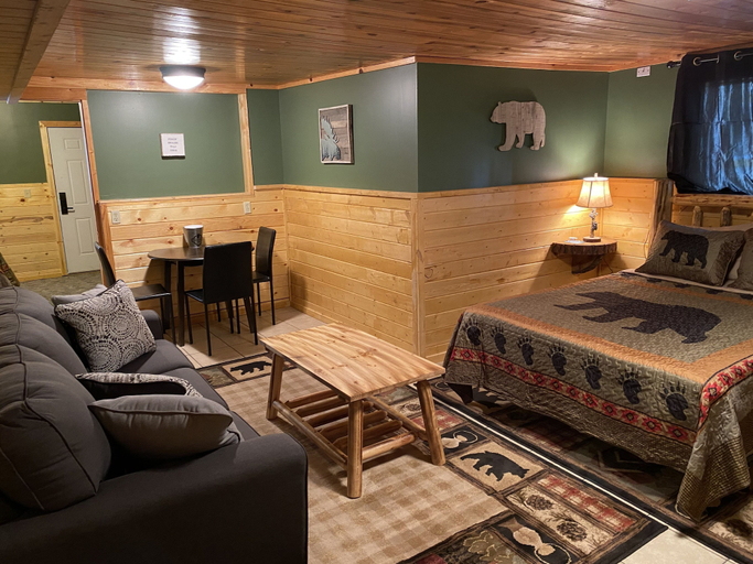 Others 5, The Fishing Bear Lodge, Fremont