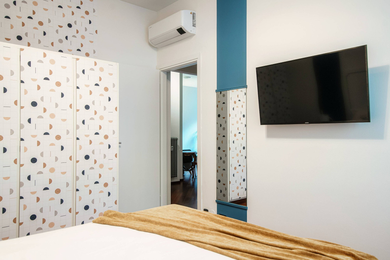 Room 2, Blue Mood, Como