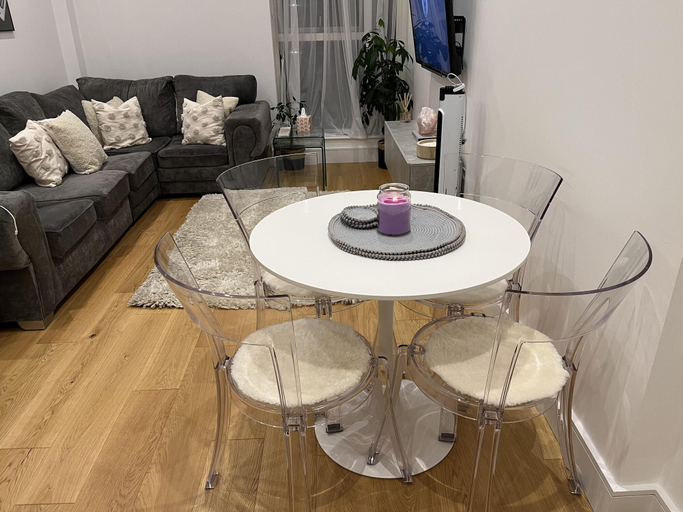 Others 5, Superb 1-bed Apartment in Welwyn Garden City, Hertfordshire