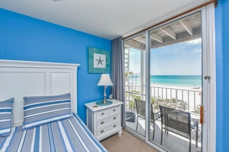 Room 5, Gulf Breeze B 2 Bedroom Condo by RedAwning, Manatee