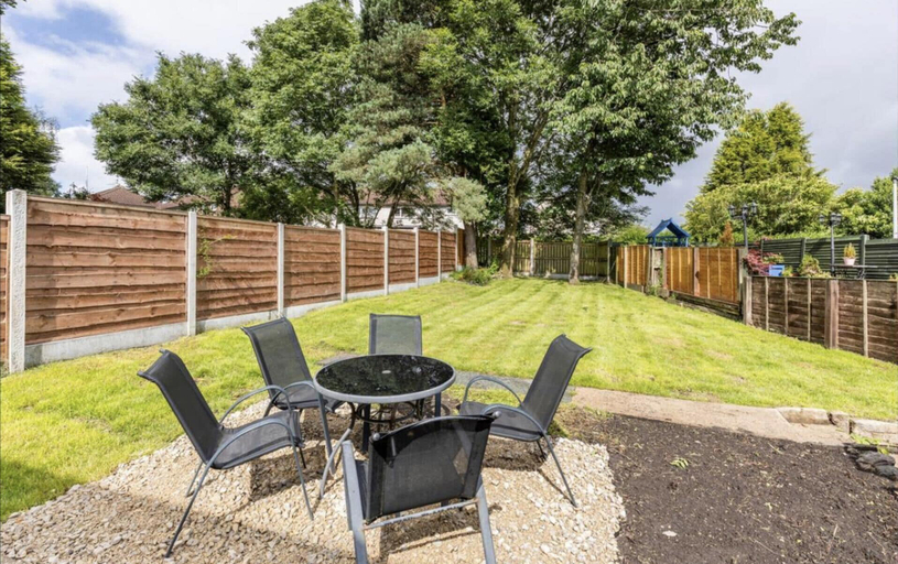 Others 4, 3 Bed House - Sleeps 5 - Parking - Garden - Wifi, Blackburn with Darwen