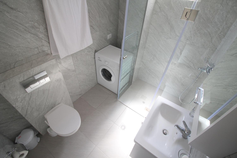 Bathroom 2, Sky Apartments, Sarandës