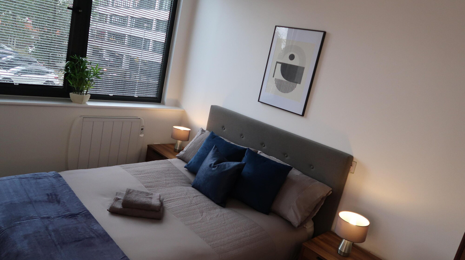 Bedroom 2, Cosy Apartment in Old Trafford With Parking Space, Trafford
