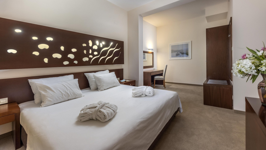 Bedroom 3, Family Hotel La Luna, Novalja