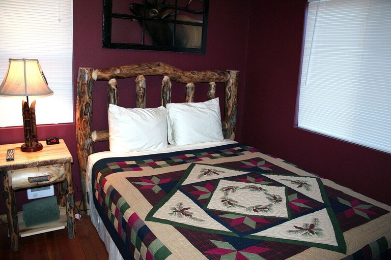 Bedroom, Triple R Cottages: 6 1 Bedroom Cabin, Larimer