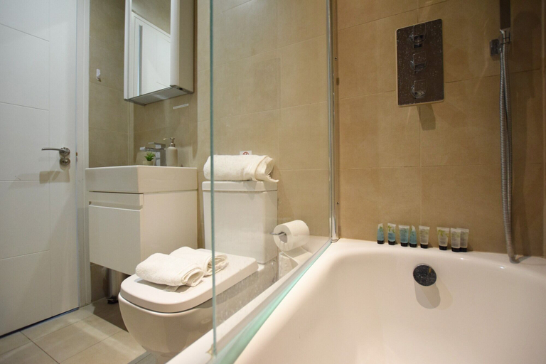 Bathroom 4, 1-bed Apartment in Ealing, 3 Mins From Station, London
