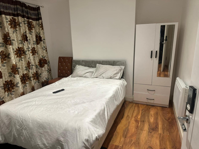 Bedroom 2, Kuramoh Modern Apartment, London