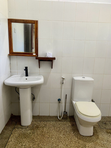 Bathroom 3, White Star Ocean View Hotel, Kusini