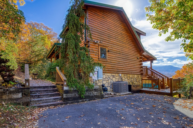 Exterior & Views 2, Enchanted View Lodge 3 Bedroom Cabin by RedAwning, Sevier