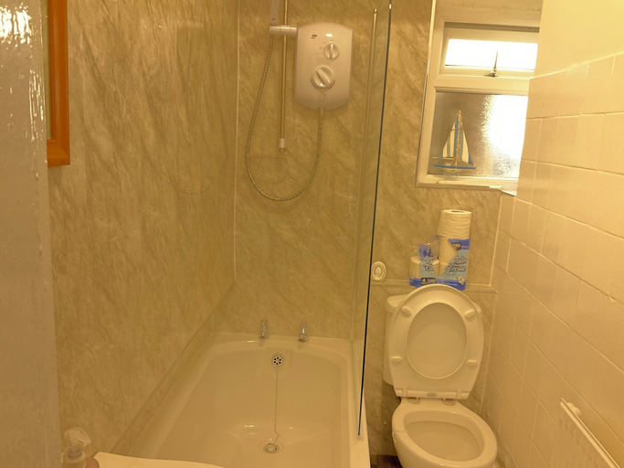 Bathroom, Immaculate 1-bed Apartment in Largs, North Ayrshire