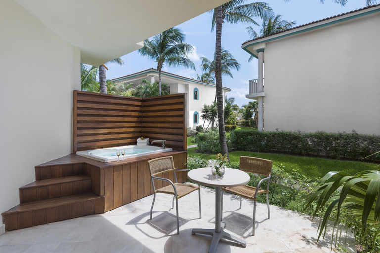 Exterior & Views 25