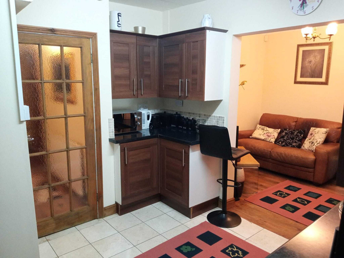 Others 4, Beautiful 4-bed Apartment in Wolverhampton, Staffordshire
