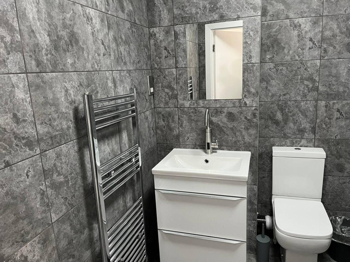 Bathroom 4, Lovely 2-bed Apartment in Manchester, Manchester