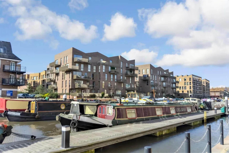 Exterior & Views 2, Luxury 3-bed Top Floor Penthouse in Brentford, London
