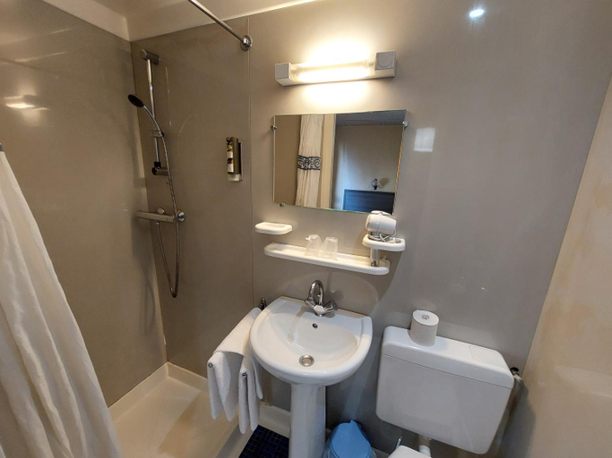 Bathroom, Logis Hotels - Le Saint Clement - Hotel Restaurant, Gironde