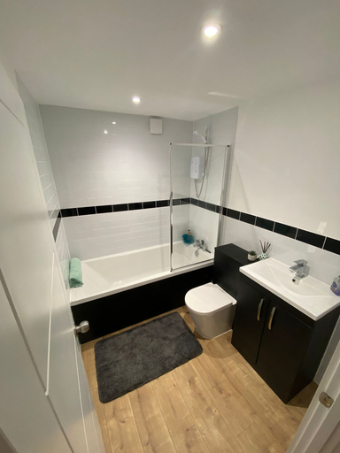 Bathroom 2, Stunning 1-bed Apartment in Bracknell, Bracknell Forest