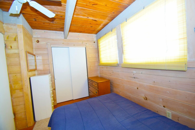 Room 5, Beachwalk II 12 4 Bedroom Condo by RedAwning, Worcester