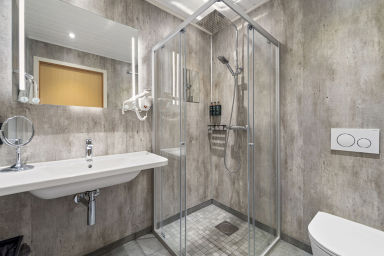 Bathroom 4, Lyngseidet Gjestegård, Lyngen