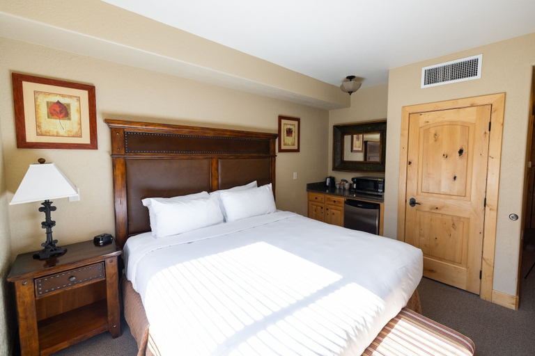 Room 5, Silverado Lodge - 1 BR Suite, King Bed & Pool View by RedAwning, Summit