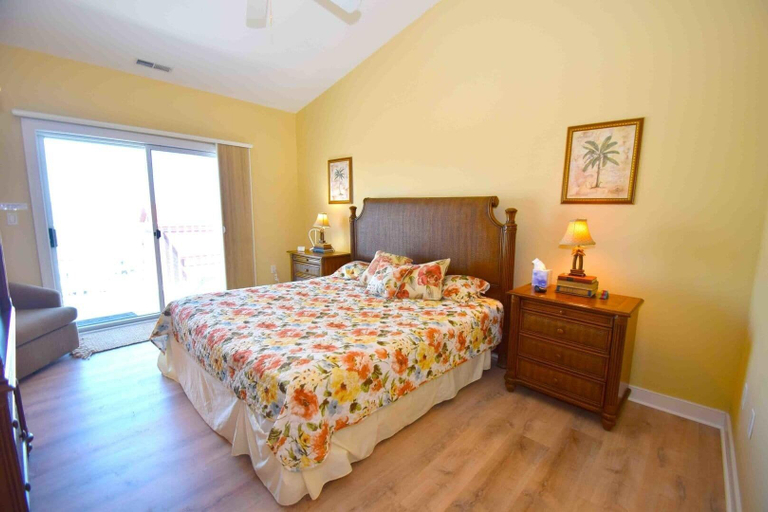 Room 5, Mariner's Watch 404 4 Bedroom Condo by RedAwning, Worcester