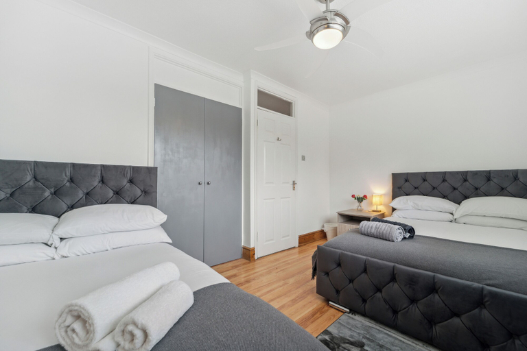 Room 4, Spacious Home - Sleeps 10 - Free Parking - Pets, Hertfordshire