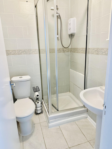 Bathroom 5, Immaculate 1-bed Studio in London, London