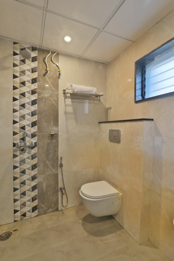 Bathroom 3, hotel Gulmohar Inn, Lucknow