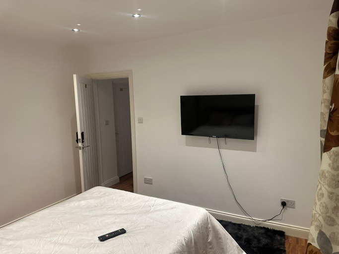 Bedroom 4, Kuramoh Modern Apartment, London