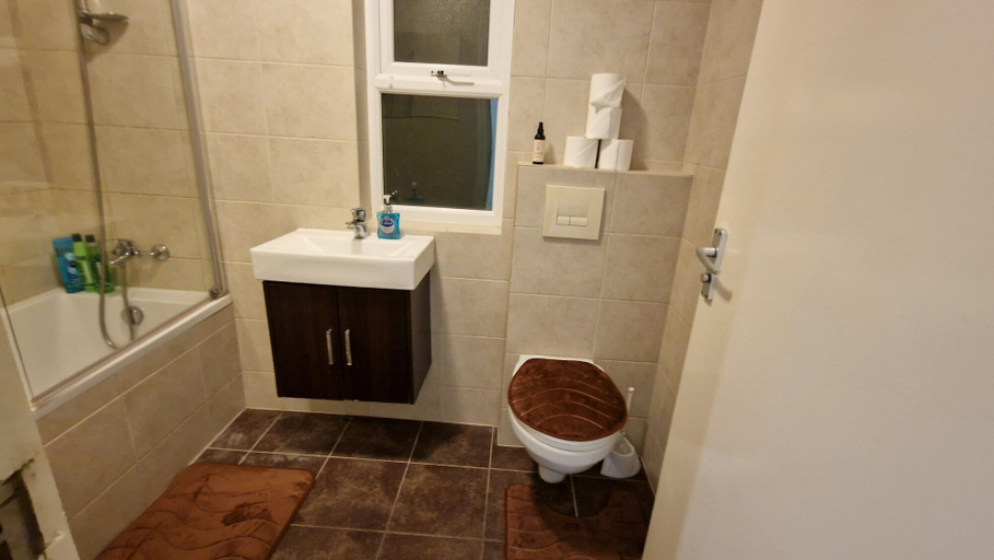 Bathroom 2, Compact Living Cosy Studio Flat in London, London