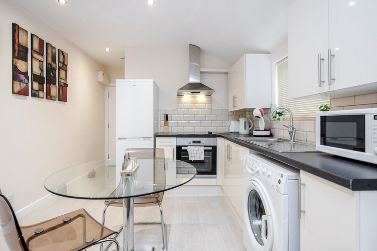 Others 5, Studio Flat in Bedford Near Hospital & Stations, Bedfordshire