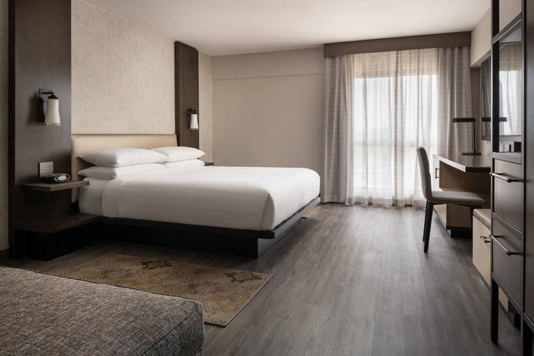 Bedroom 4, Marriott Riverside at the Convention Center, Riverside