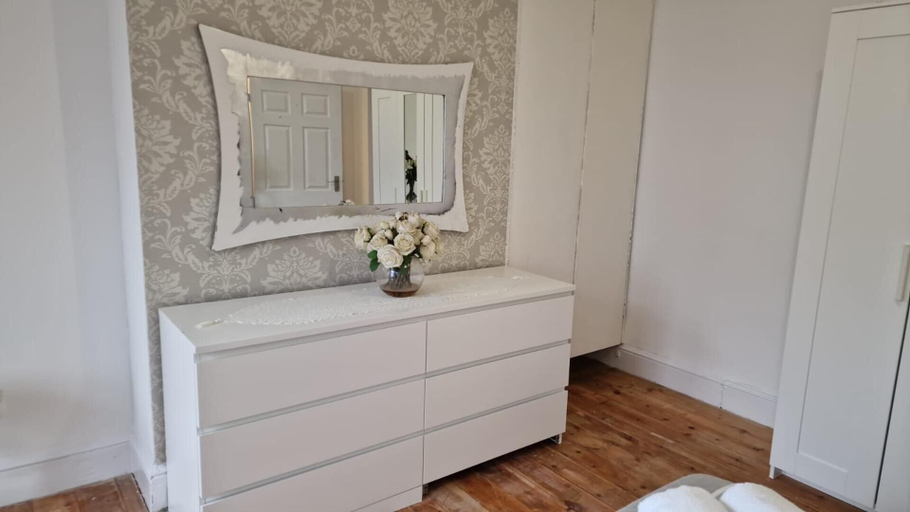 Others 5, 1 Bed Flat - Sleeps 2 - Pets - Parking - Wifi, London
