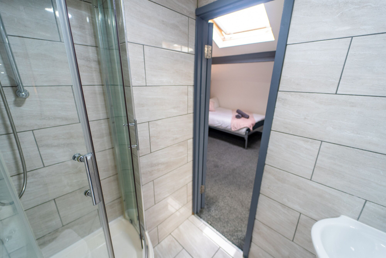 Bathroom 2, Remarkable 1-bed Studio in Birmingham, Birmingham