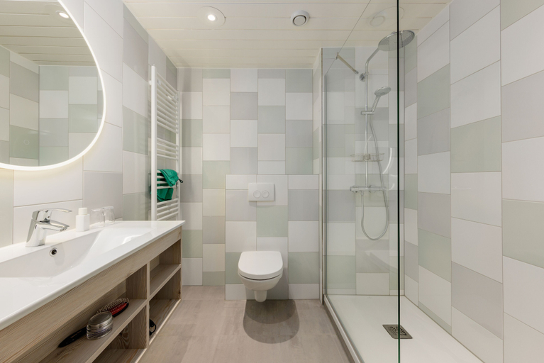 Bathroom 3, Hotel De Vossemeren by Center Parcs, Limburg