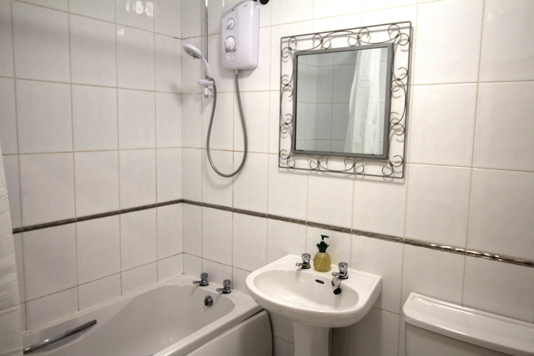 Bathroom, Doncaster Central Apartment Sleeps 5 Very Quiet, Doncaster