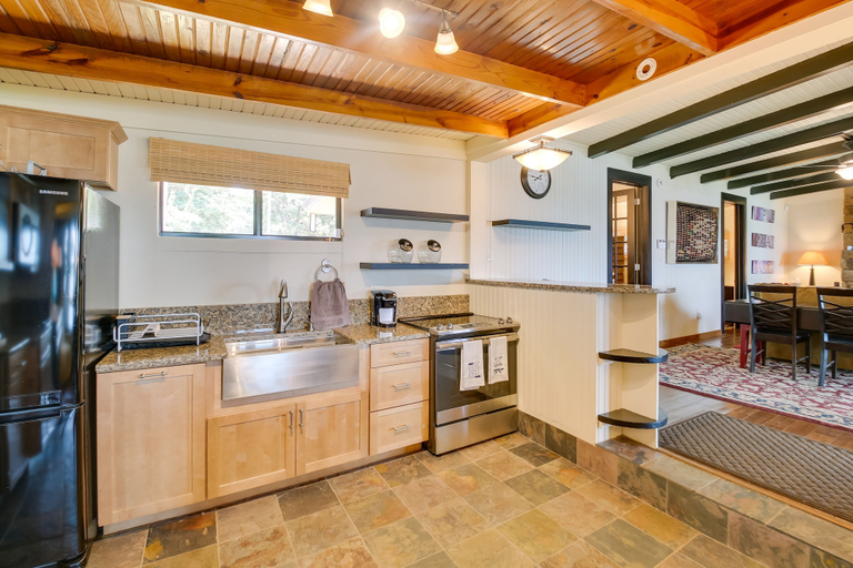 Food & Drinks, Waterfront Lake Hamilton Home w/ Private Dock, Garland