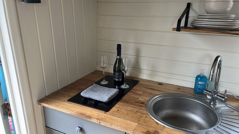Others 5, Cabin - Sleeps 2 hot tub & Parking, Powys