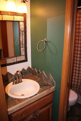 Bathroom, Lazy R Cottages: 17 2 Bedroom Cabin, Larimer