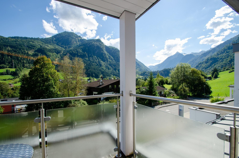 Room 2, Apartment Glacier View 12 6 With Balcony, Zell am See