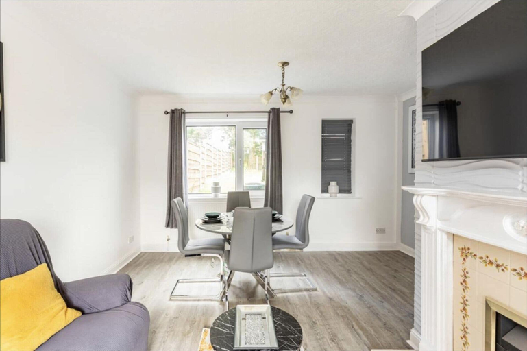 Others 3, 3 Bed House - Sleeps 5 - Parking - Garden - Wifi, Blackburn with Darwen