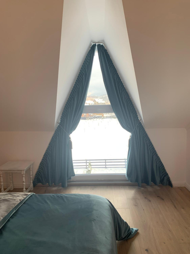 Bedroom, Eden By the Mountain, Bran