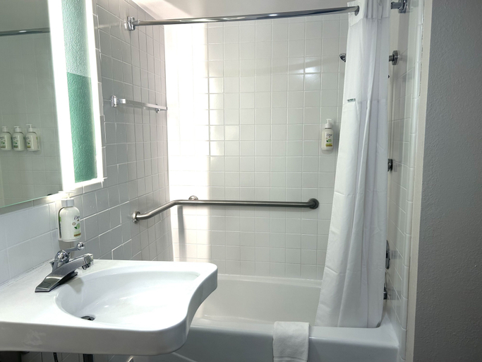 Bathroom 4, Wingate by Wyndham Williamsburg, Williamsburg