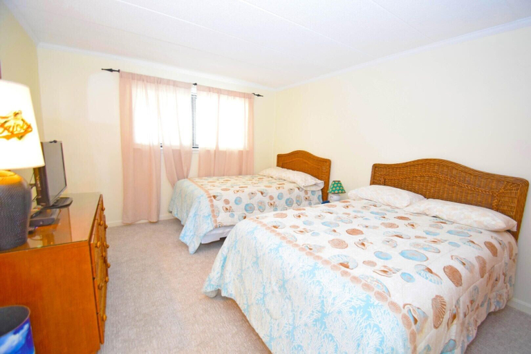 Room 4, Amber Waves 300 3 Bedroom Condo by RedAwning, Worcester