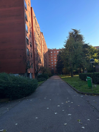 Casa vacanze 1702, con la camera matrimoniale con il bagno privato e un soggiorno comune, Milano